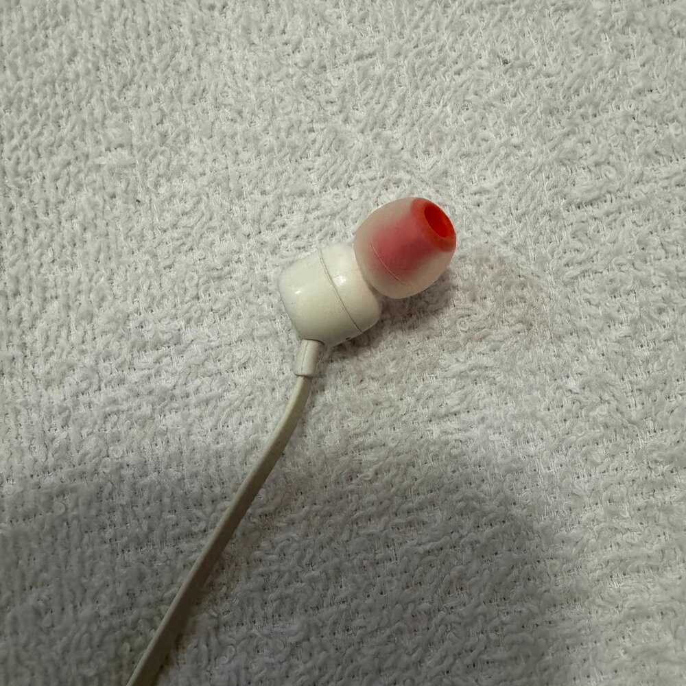 JBL In-Ear Headphone with One-Button Remote, White - Picture 3 of 6